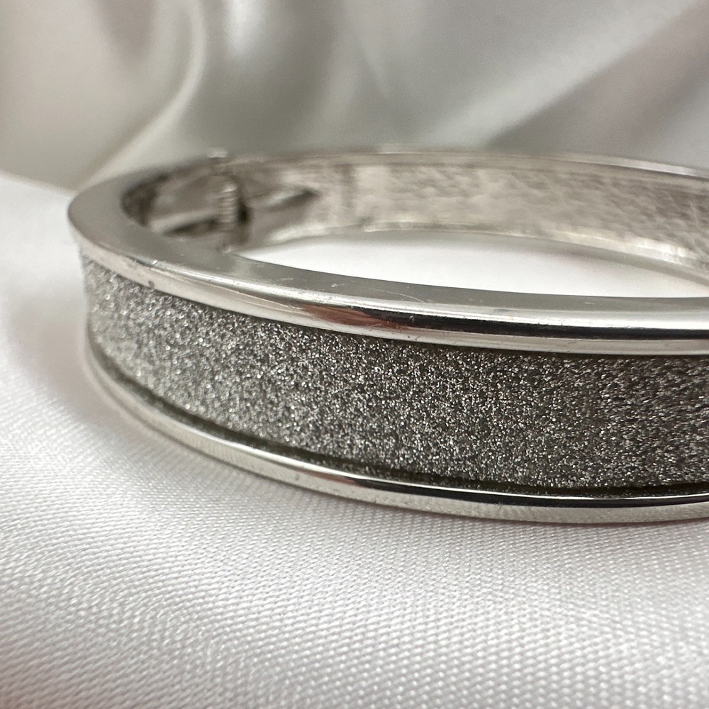 Vintage 90s Silver Tone Glitter Inlay Bangle Bracelet Hinged Fashion Jewelry